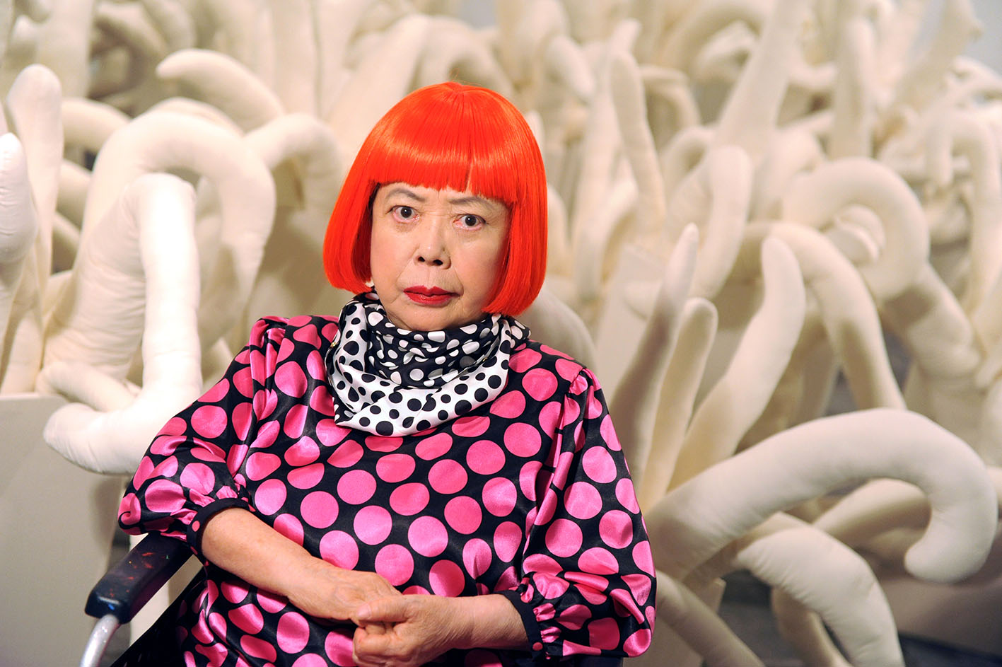 Η Γιαπωνέζα καλλιτέχνις Yayoi Kusama στην αναδρομική έκθεσή της στο Μουσείο Αμερικανικής Τέχνης Whitney. Η Κουσάμα φοράει Louis Vuitton.