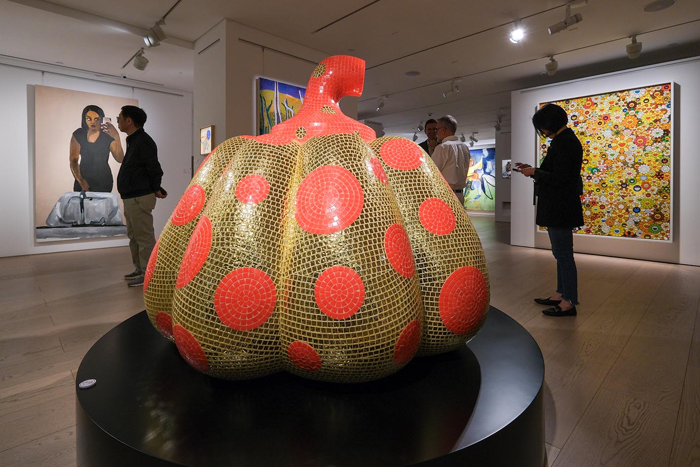 Το γλυπτό «Κολοκύθα» της Ιάπωνα καλλιτέχνιδας Γιαγιόι Κουσάμα εκτίθεται ενόψει των δημοπρασιών Μοντέρνου και Σύγχρονου Σχεδίου στο Sotheby's Hong Kong Maison στις 20 Μαρτίου 2025 στο Χονγκ Κονγκ της Κίνας.