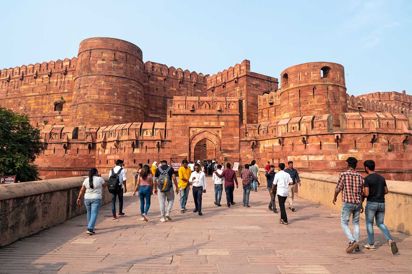 Η κύρια θέα του φρουρίου Άγκρα με κόκκινα τείχη, πύλη και πύργους. Τουρίστες και ντόπιοι στο Κόκκινο Φρούριο στην Άγκρα στις 24 Σεπτεμβρίου 2022 στην Ινδία.