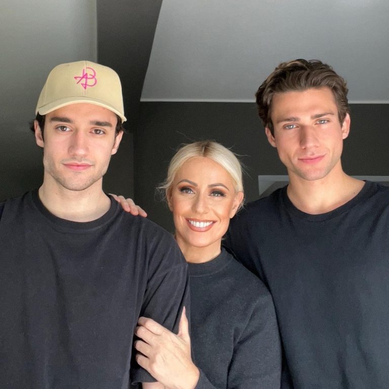 Η Μαρία Μπακοδήμου ποζάρει με τους γιους της Νικήτα και Άρη