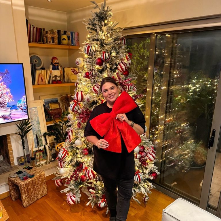 Η Δανάη Μπάρκα μπροστά στο χριστουγεννιάτικο δέντρο της