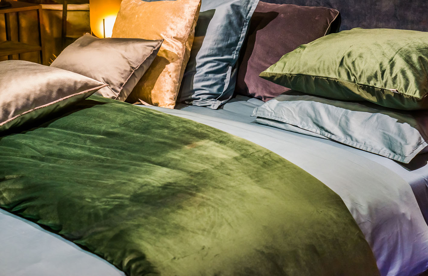 Κρεβάτι κουβέρτες μαξιλάρια