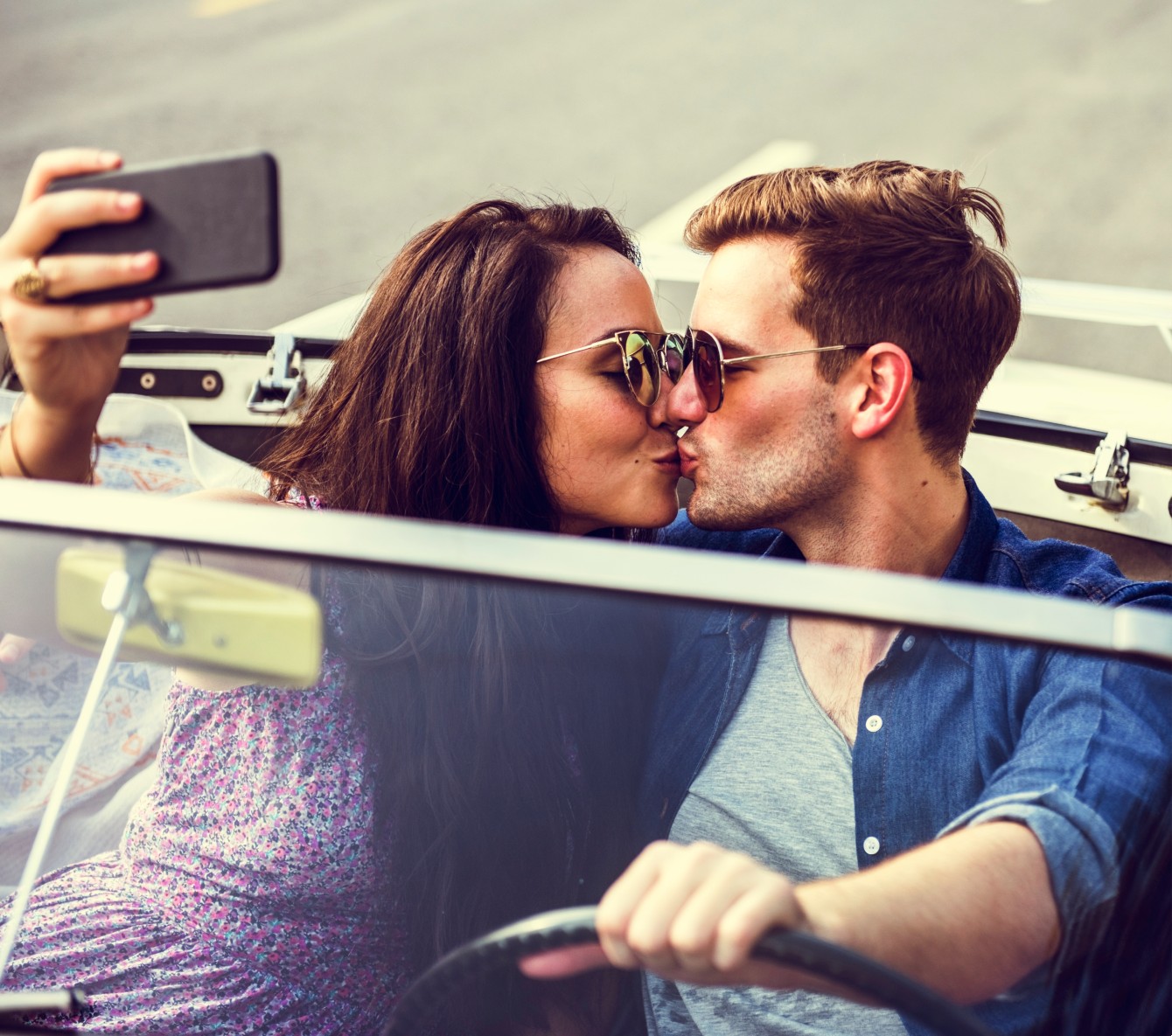 Ζευγάρι σε κάμπριο αυτοκίνητο