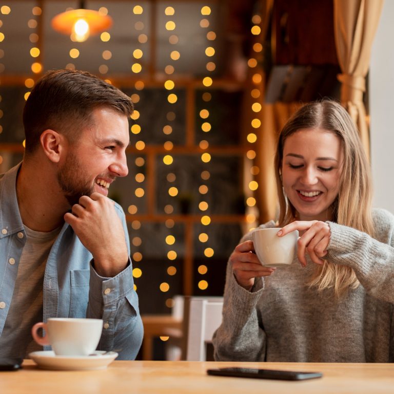 Zευγάρι πίνει καφέ