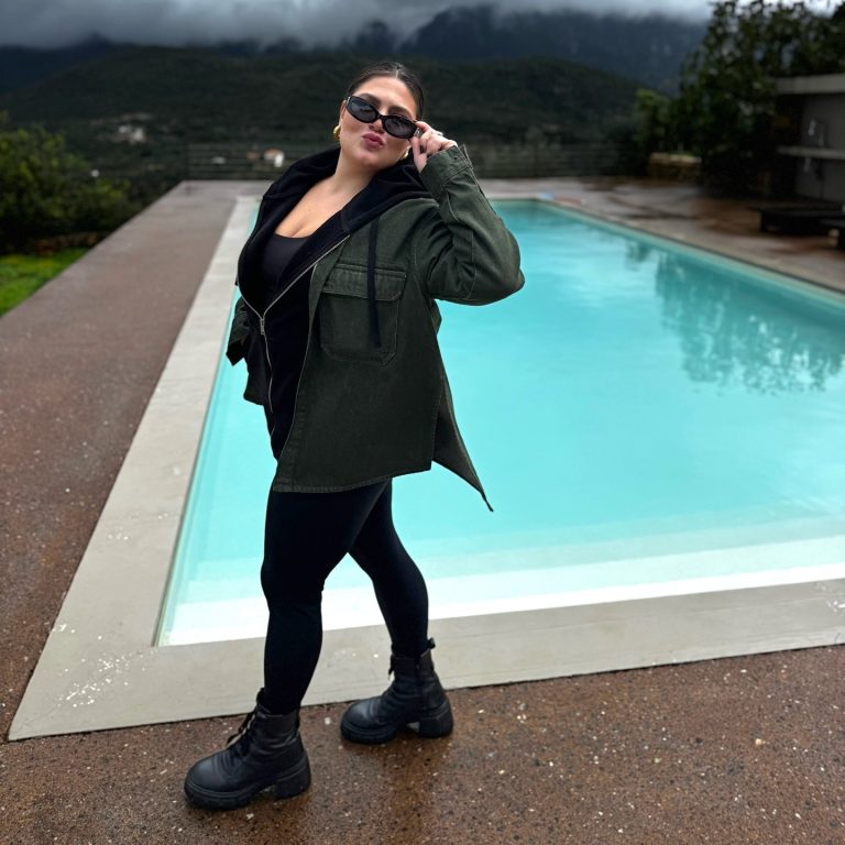 Δανάη Μπάρκα μπροστά σε πισίνα