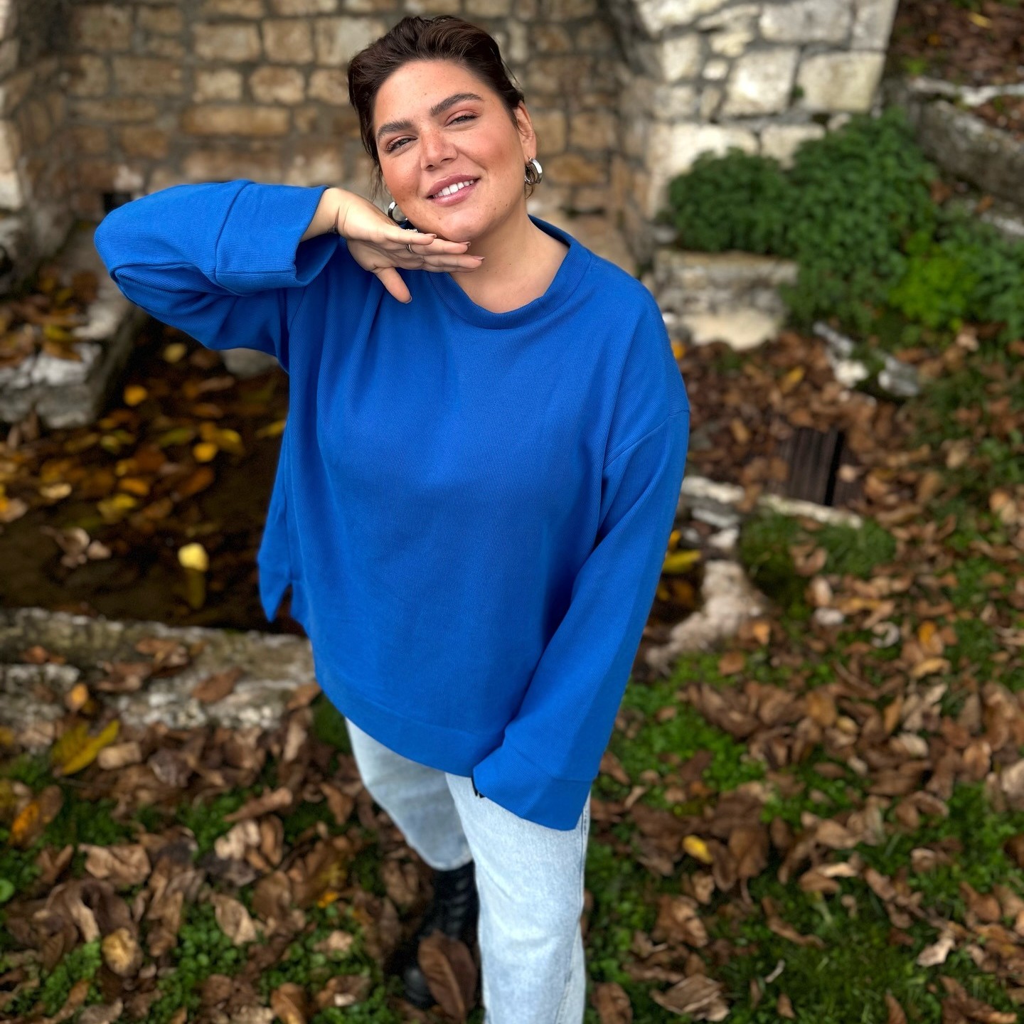 Η Δανάη Μπάρκα με μπλε πουλόβερ στην εξοχή