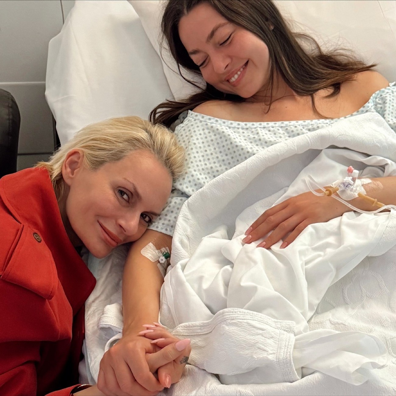 Η Εβελίνα Σκίτσκο στο νοσοκομείο με την Έλενα Χριστοπούλου