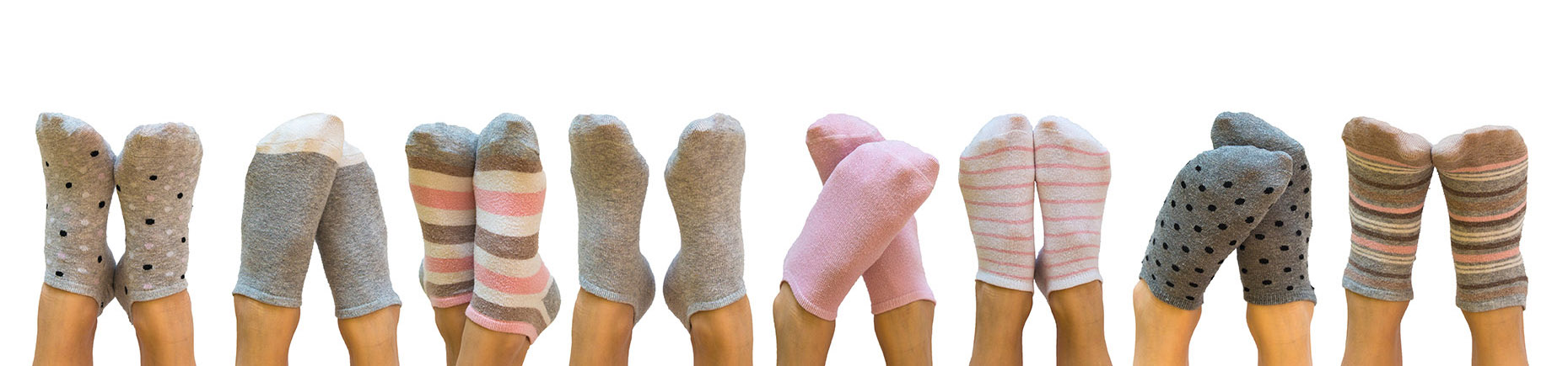 Γυναικεία πέλματα στον αέρα με χρωματιστές κάλτσες