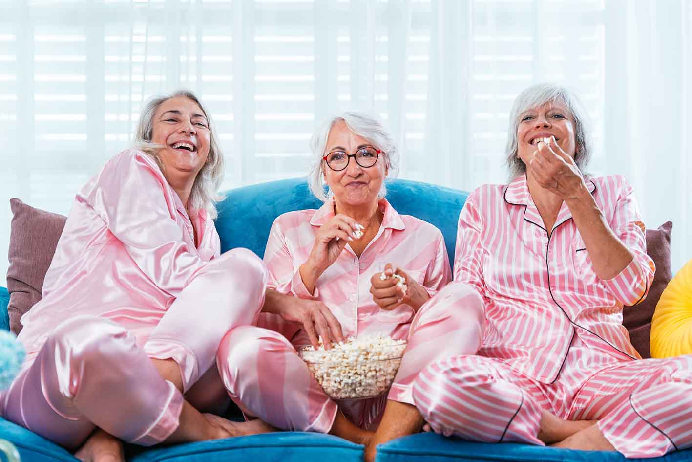 Γυναίκες μέσης ηλικίας στον καναπέ