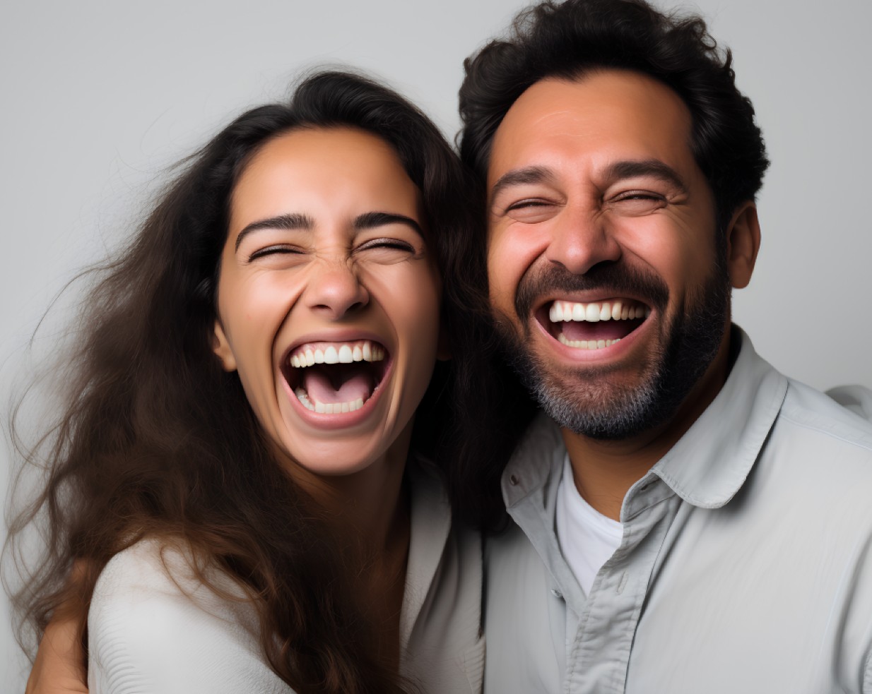 Ευτυχισμένο ζευγάρι γελά δυνατά
