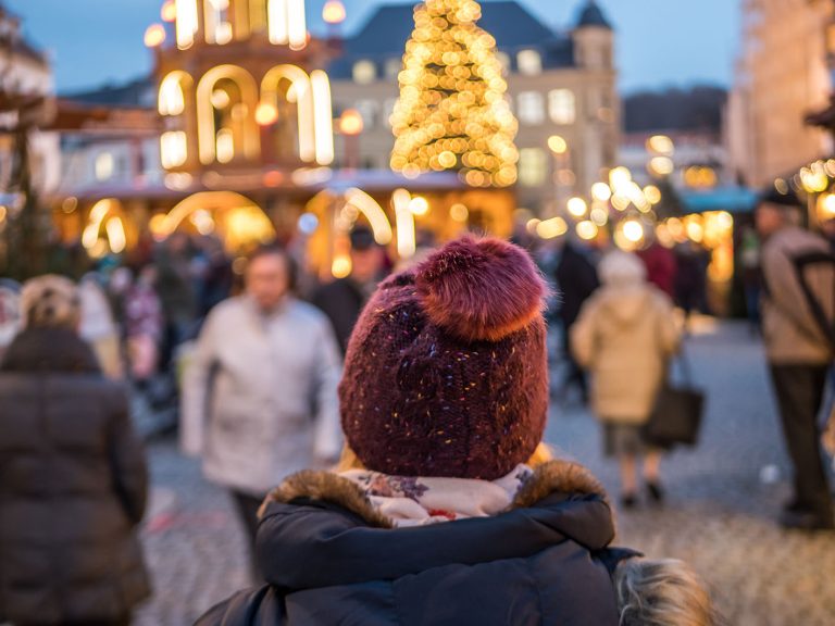 Kεφάλι παιδιού με σκούφο σε χριστουγεννιάτική αγορά στη Γερμανία
