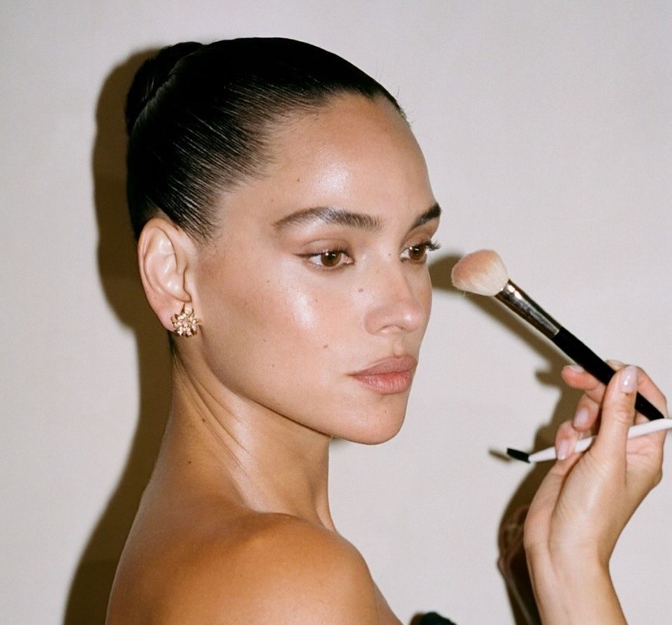 Η Adria Arjona μακιγιάρεται