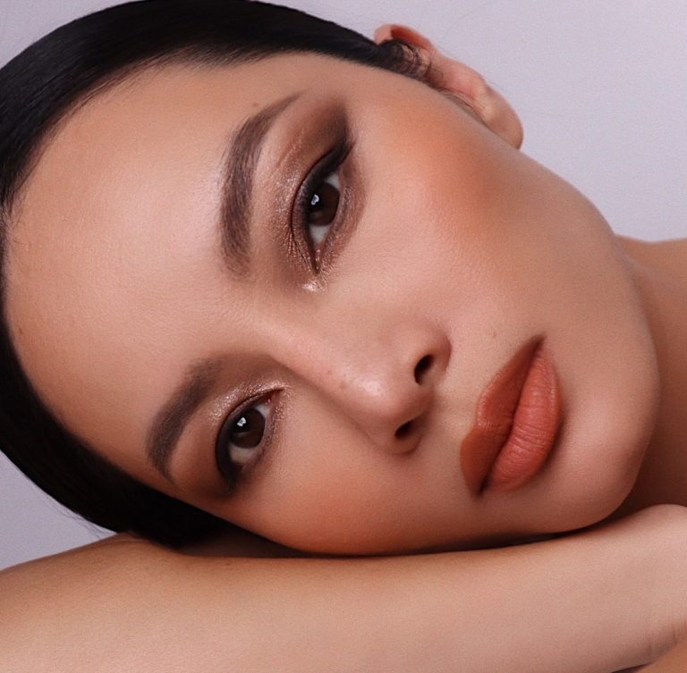 Κοπέλα με επιδερμίδα με φωτεινό, αγγελικό φινίρισμα