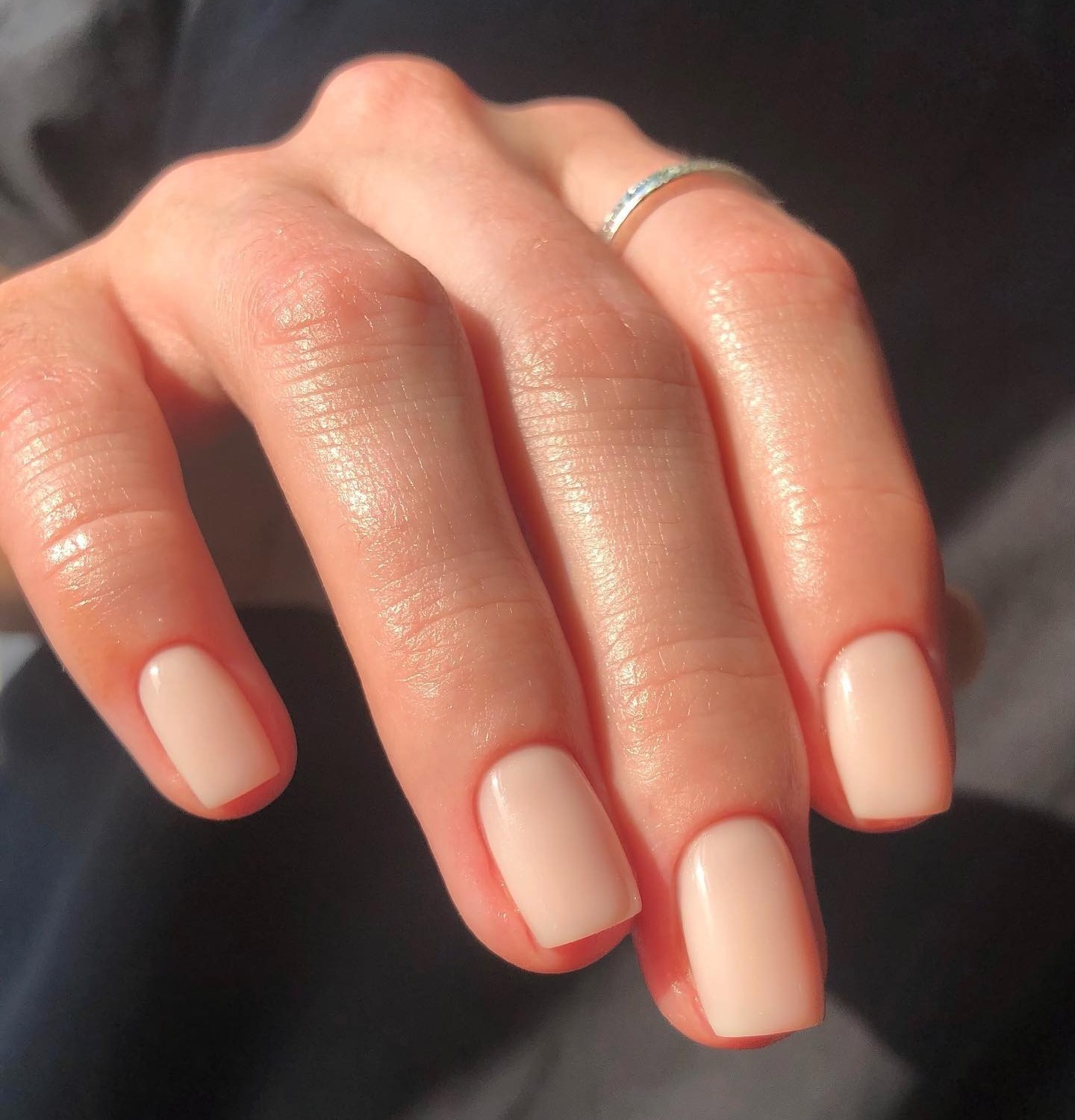 Nude τρατράγωνα κοντά νύχια