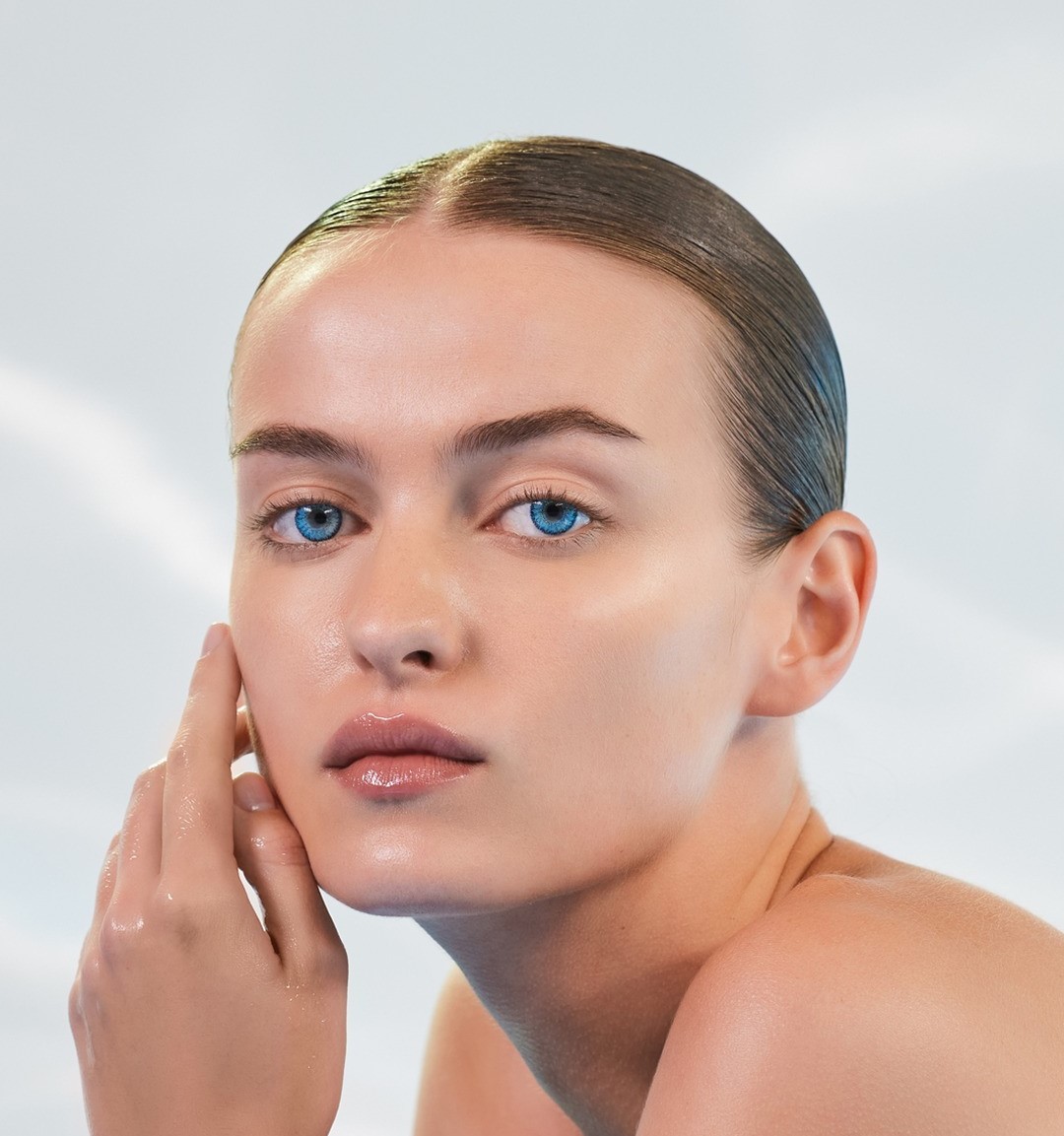 Κοπέλα με καθαρή, λαμπερή επιδερμίδα