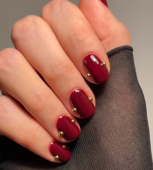 Μπορντό κοντά νύχια