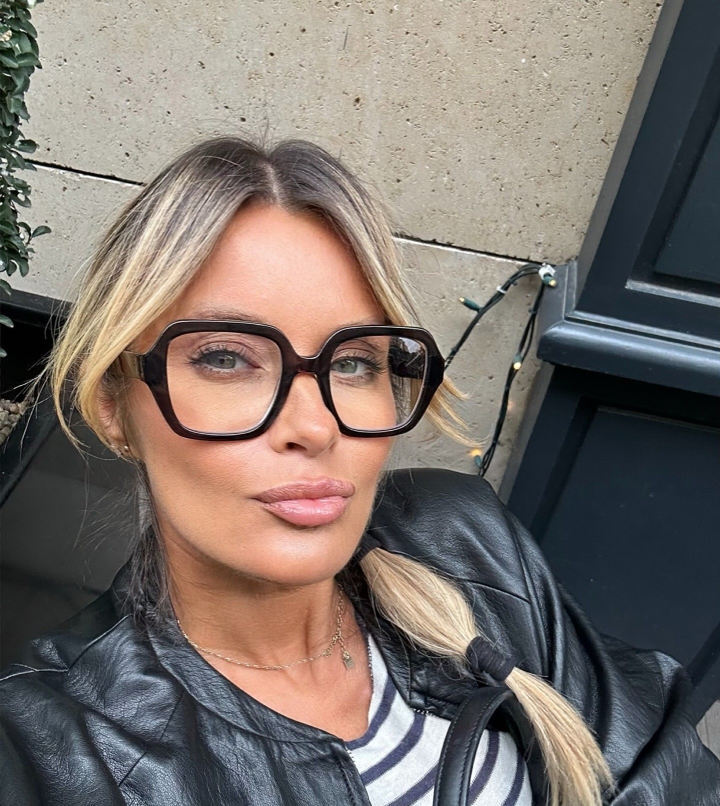 Ξανθιά ώριμη γυναίκα με όμορφη επιδερμίδα