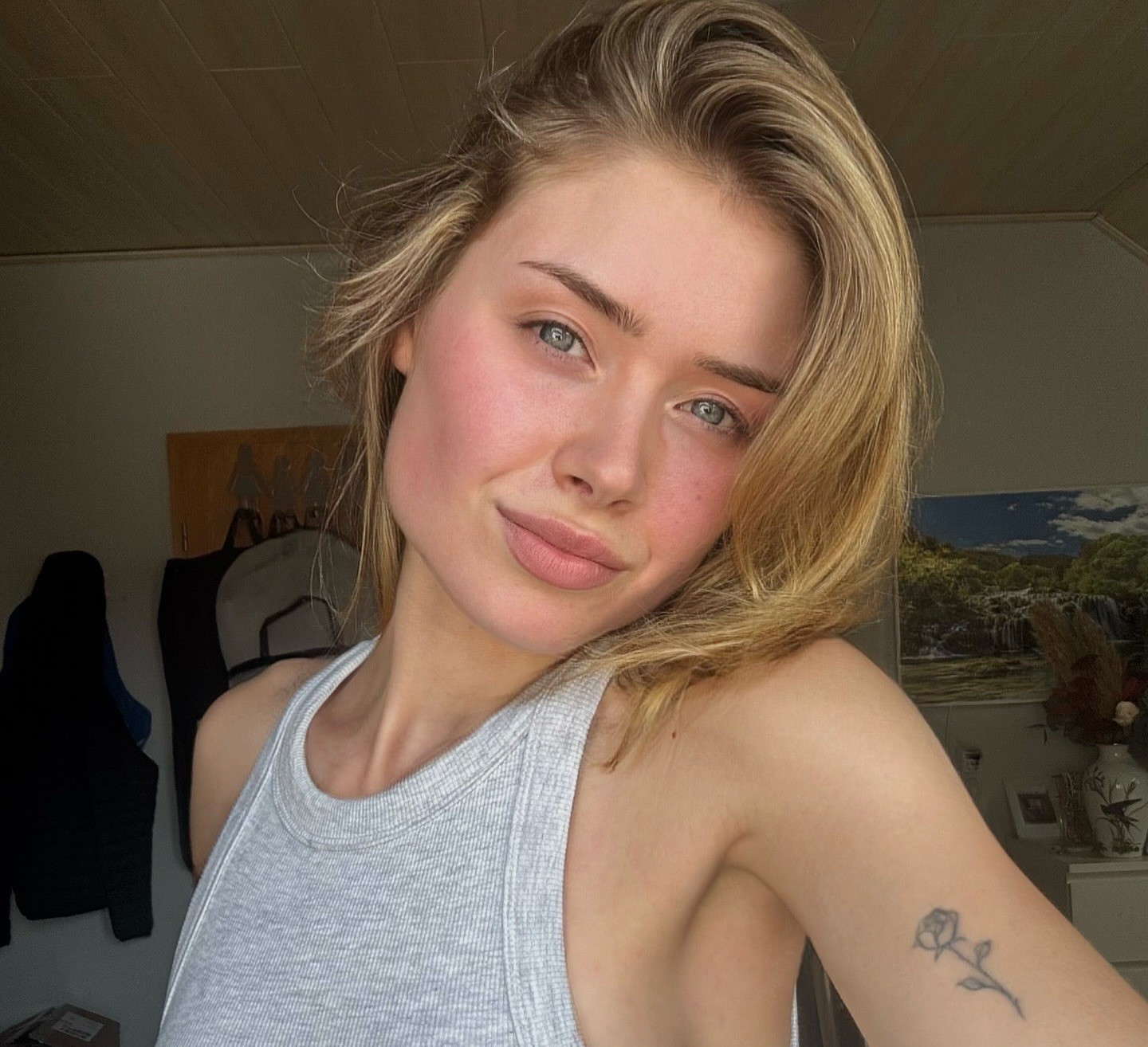 Ξανθιά όμορφη κοπέλα με ωραίο δέρμα