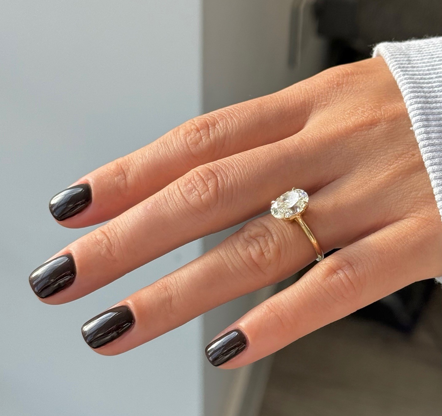 Υγιή νύχια με μαύρο μανικιούρ και μονόπετρο