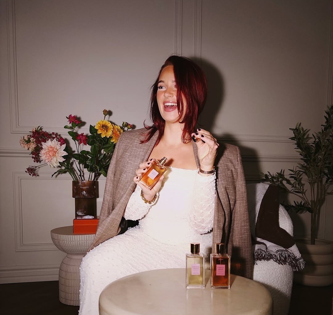 Κοπέλα βάζει άρωμα