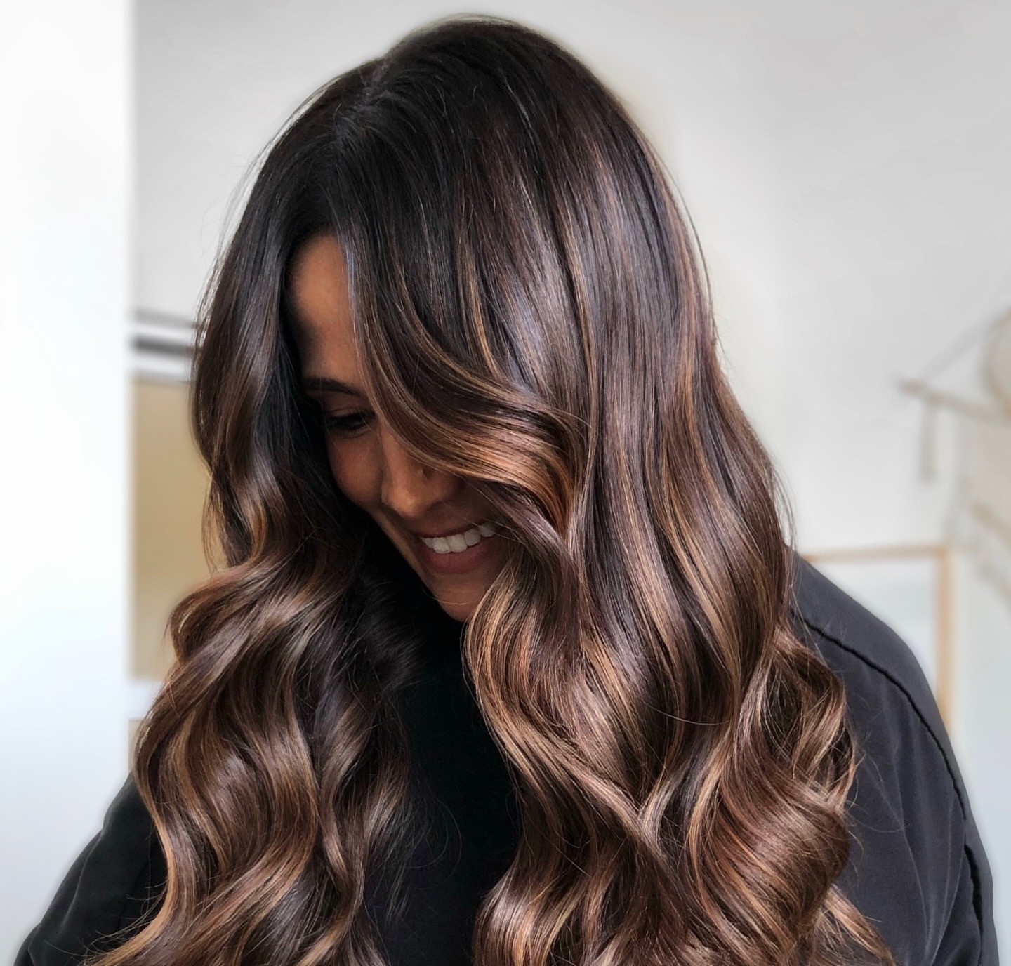 Κοπέλα με μακριά λαμπερά και καθαρά μαλλιά