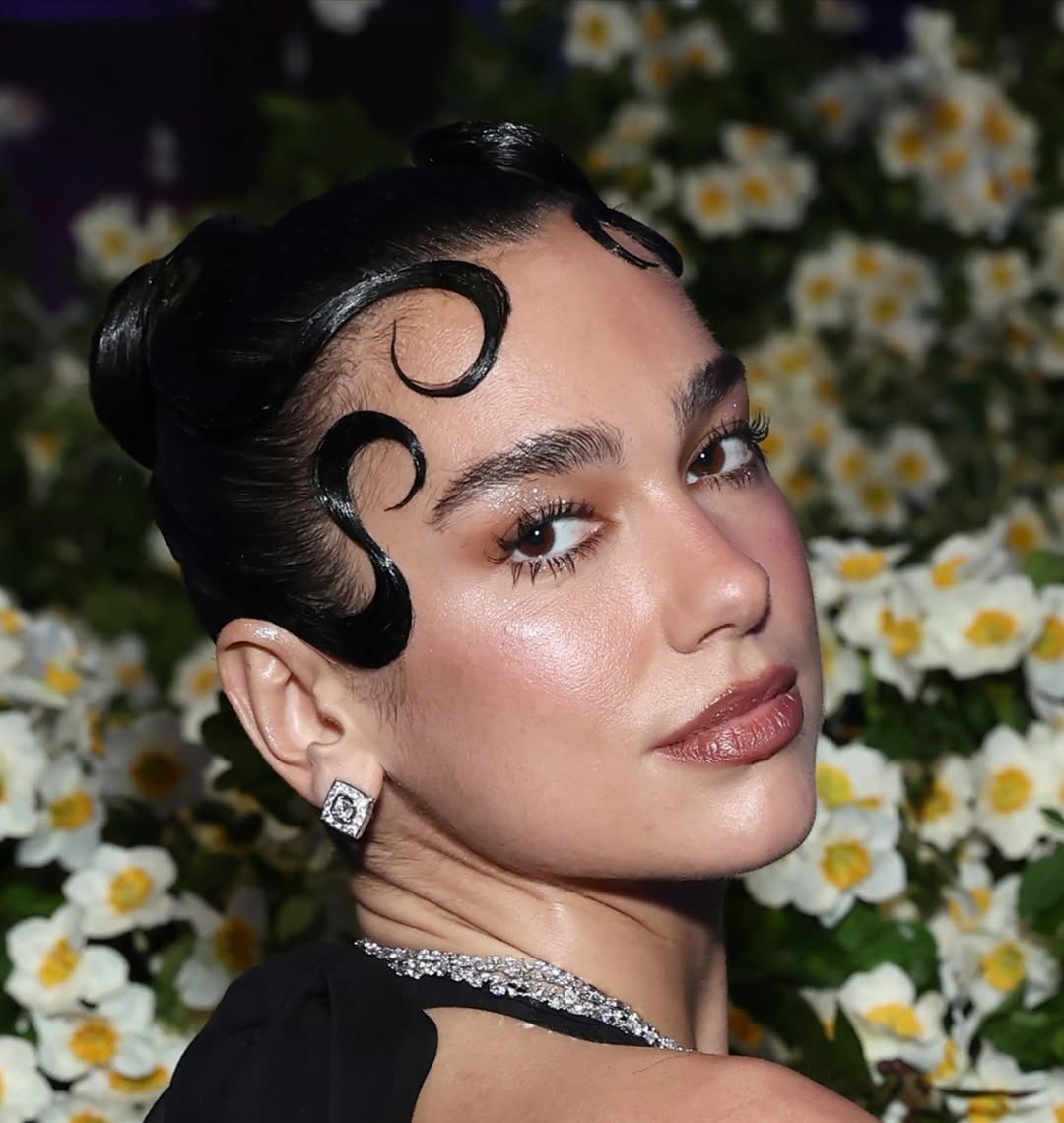 Dua Lipa με holographic eyes μακιγιάζ