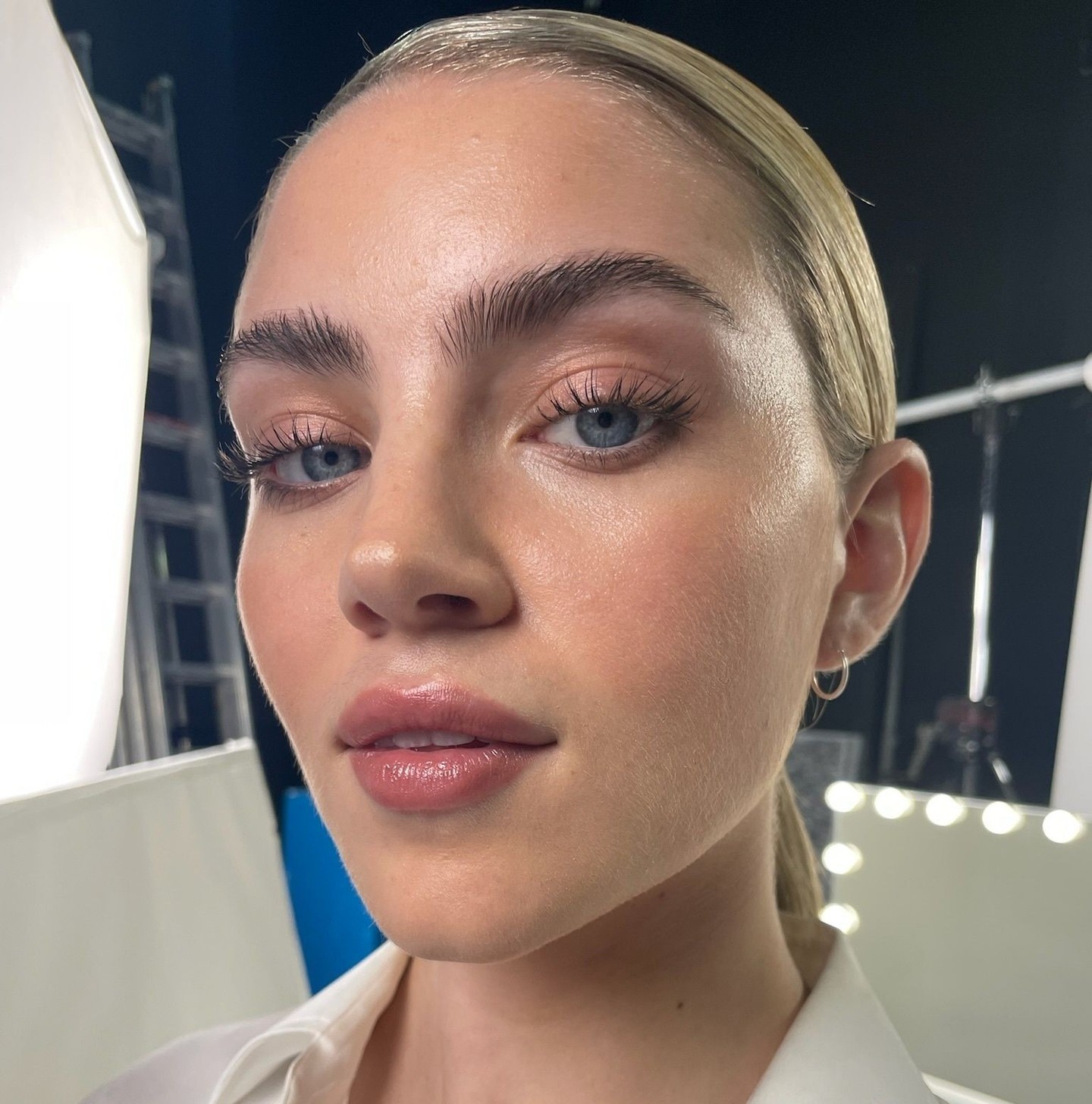 Κοπέλα με μεγάλες βλεφαρίδες