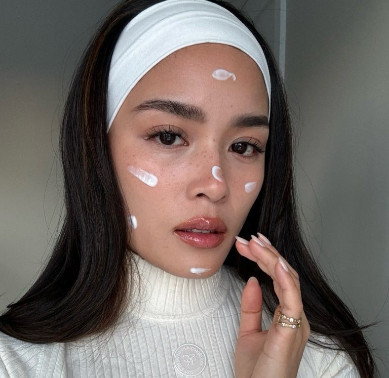 Κοπέλα κάνει skincare προσώπου