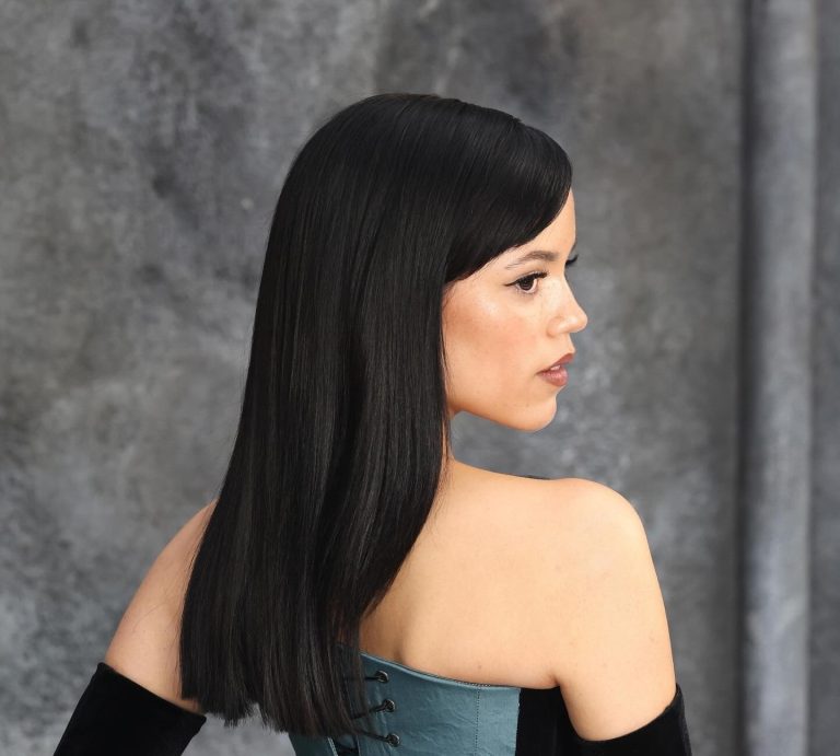 Jenna Ortega με οψιδιανό καστανό χρώμα μαλλιών