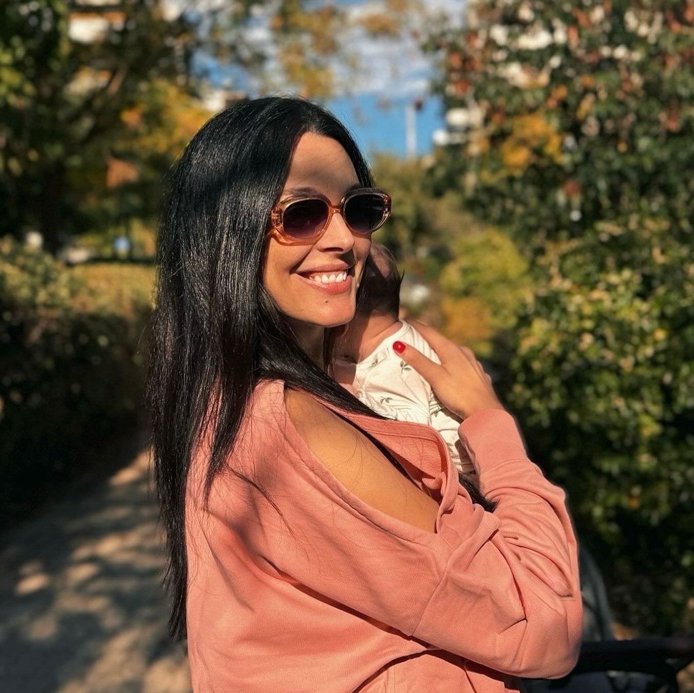 Η Ιωάννα Τριανταφυλλίδου αγκαλιά με το μωρό της