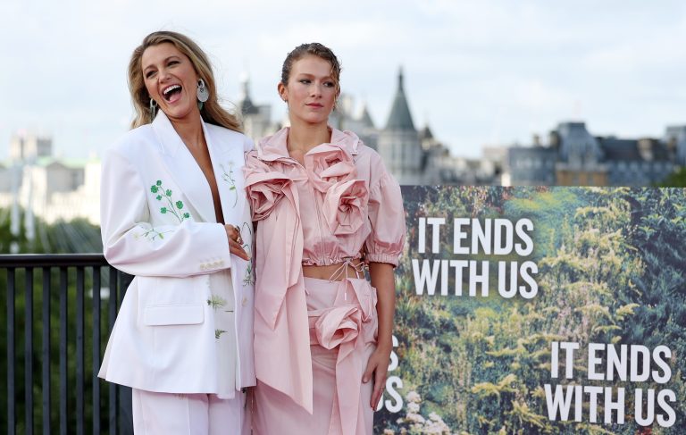 H Blake Lively και η Isabela Ferrer ποζάρουν στο photocall της ταινίας "It Ends With Us"στο Λονδίνο, 8 Αυγούστου 2024