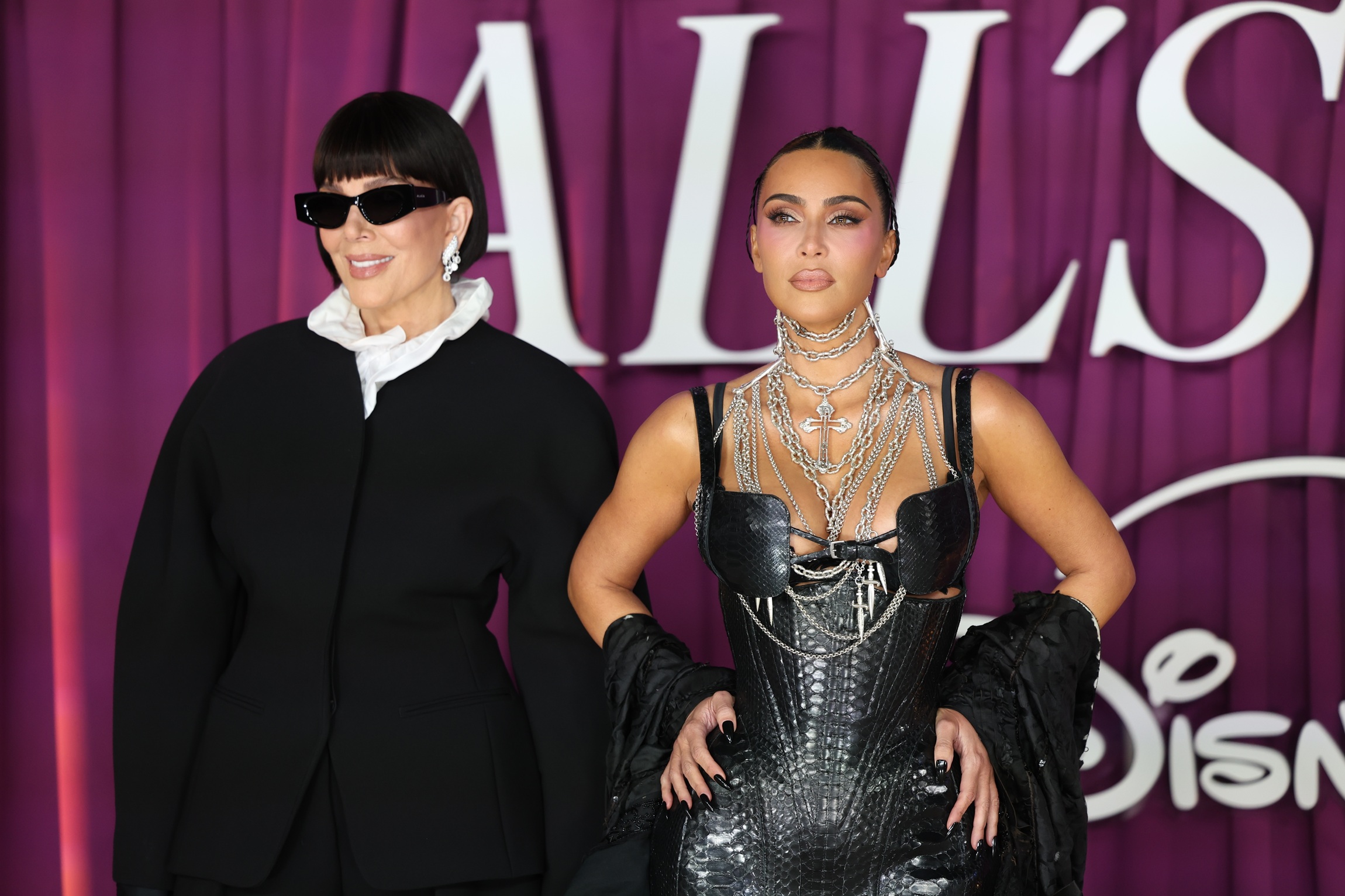 H Kris Jenner και η Kim Kardashian ποζάρουν στο κόκκινο χαλί στην πρεμιέρα της νέας σειράς της Disney "All's Fair" στο Λονδίνο, 22 Οκτωβρίου 2025