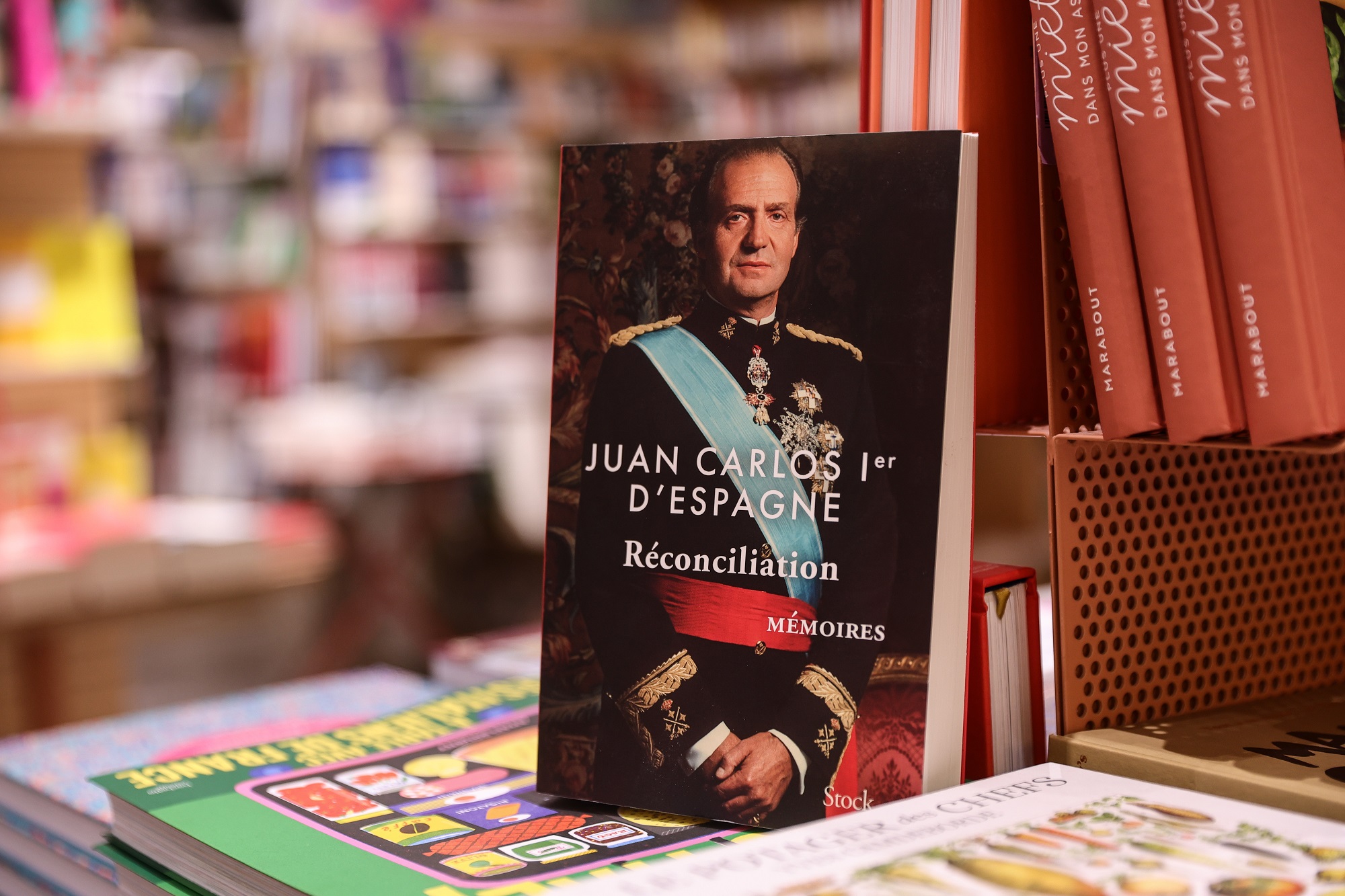 Αντίτυπο των απομνημονευμάτων του πρώην βασιλιά της Ισπανίας, Χουάν Κάρλος, "Reconciliation", σε βιβλιοπωλείο στο Παρίσι, 5 Νοεμβρίου 2025