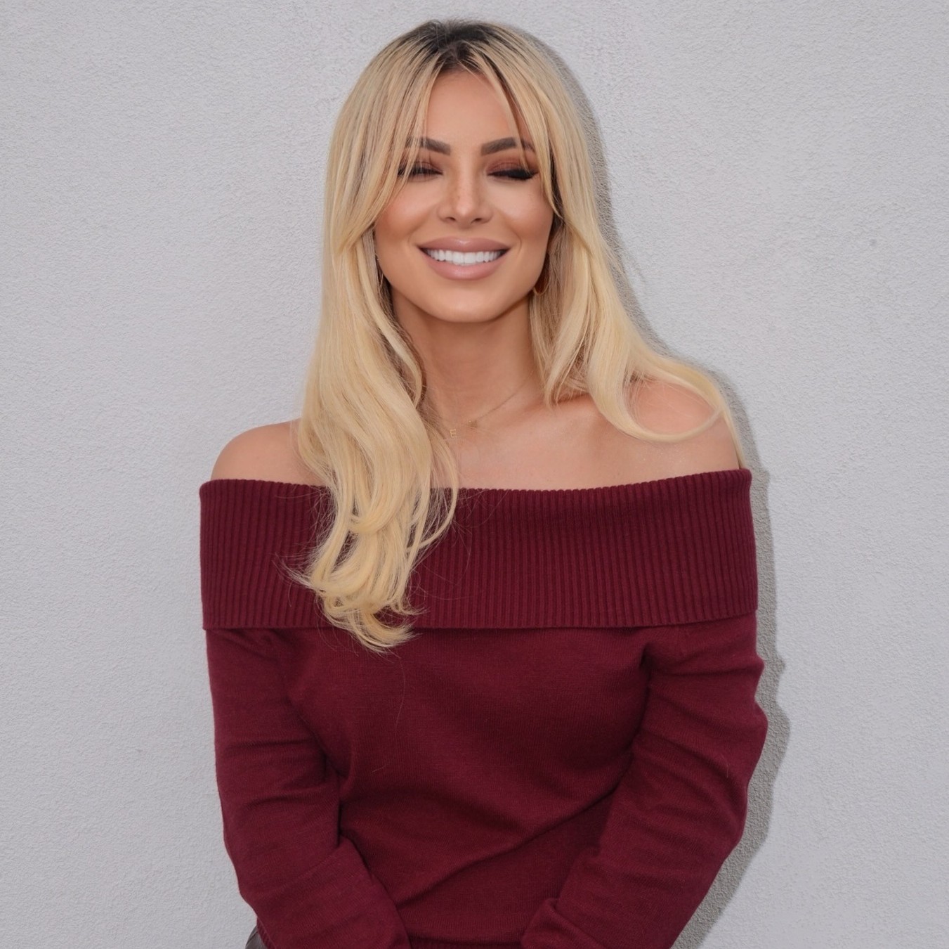 Η Κατερίνα Καινούργιου χαμογελά με κλειστά μάτια