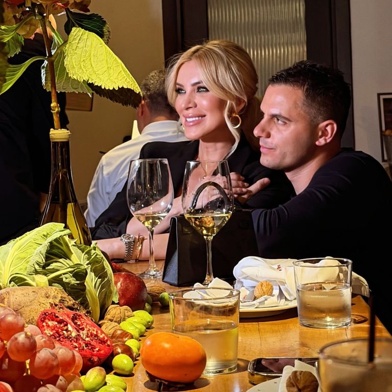 Η Κατερίνα Καινούργιου με τον σύντροφό της Παναγιώτη Κουτσουμπή στη γιορτή της