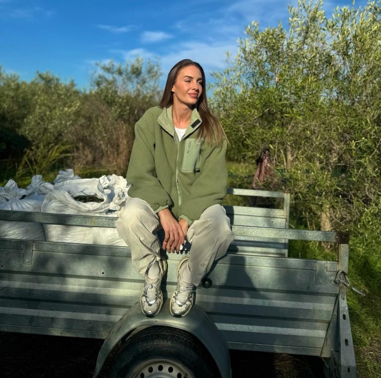 Η Κατερίνα Δαλάκα στο χωράφι για ελιές