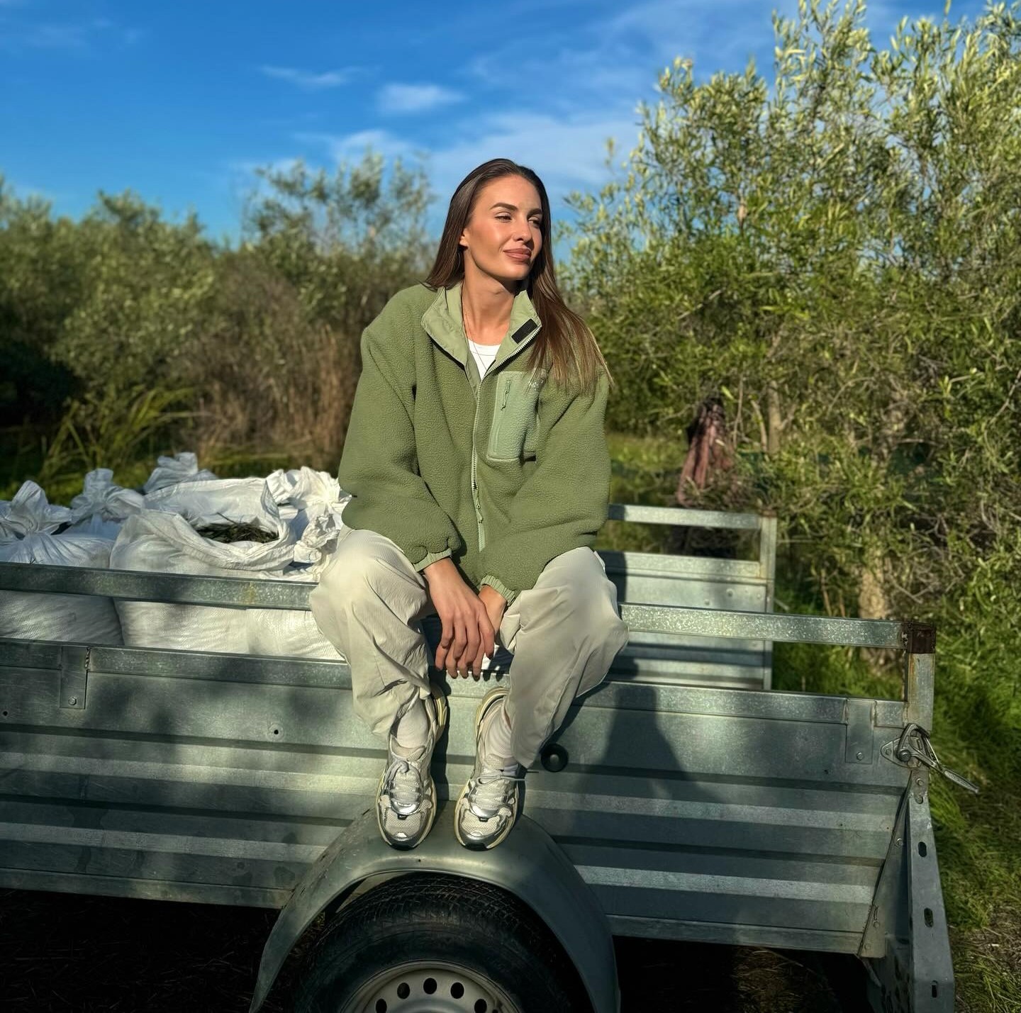 Η Κατερίνα Δαλάκα στο χωράφι για ελιές