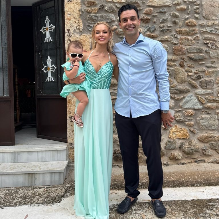 Η Βίκυ Κάβουρα με τον Γιώργο Τζαβέλλα και το παιδί τους
