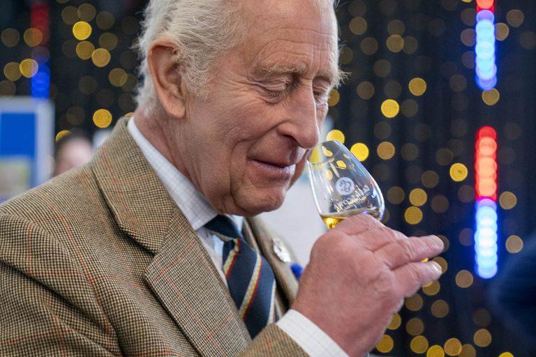 O King Charles III δοκιμάζει μια γουλιά ουίσκι Glen Scotia Single Malt 25 ετών κατά τη διάρκεια δεξίωσης στο Δημαρχείο του Campbeltown, για να συμμετάσχει σε μια δεξίωση της κοινότητας πριν συναντήσει μέλη του κοινού στην οδό Campbeltown Main Street, στο πλαίσιο του ταξιδιού του στη Σκωτία για την Εβδομάδα Χόλιρουντ, στις 3 Ιουλίου 2025 στο Campbeltown της Σκωτίας.