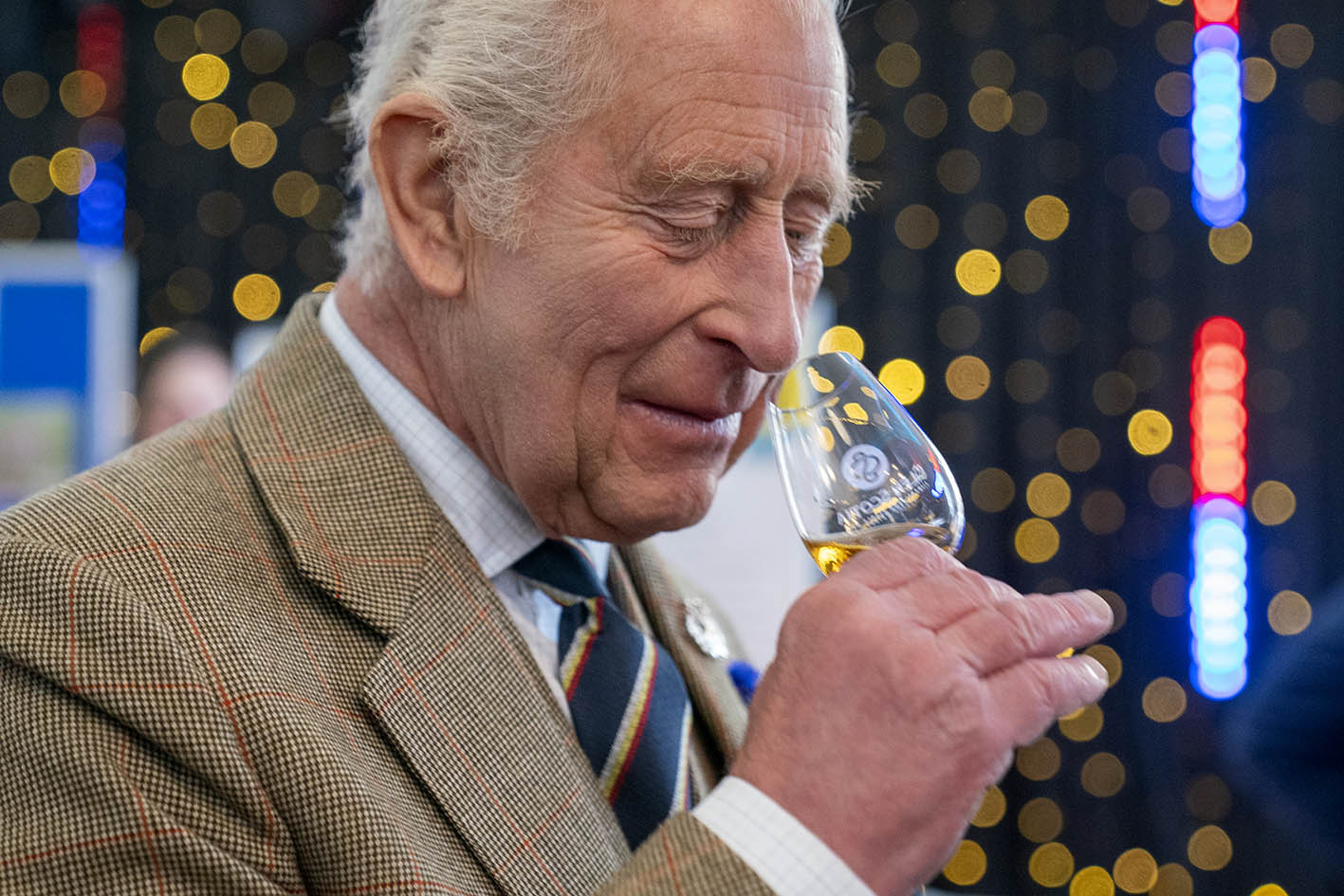 O King Charles III δοκιμάζει μια γουλιά ουίσκι Glen Scotia Single Malt 25 ετών κατά τη διάρκεια δεξίωσης στο Δημαρχείο του Campbeltown, για να συμμετάσχει σε μια δεξίωση της κοινότητας πριν συναντήσει μέλη του κοινού στην οδό Campbeltown Main Street, στο πλαίσιο του ταξιδιού του στη Σκωτία για την Εβδομάδα Χόλιρουντ, στις 3 Ιουλίου 2025 στο Campbeltown της Σκωτίας.