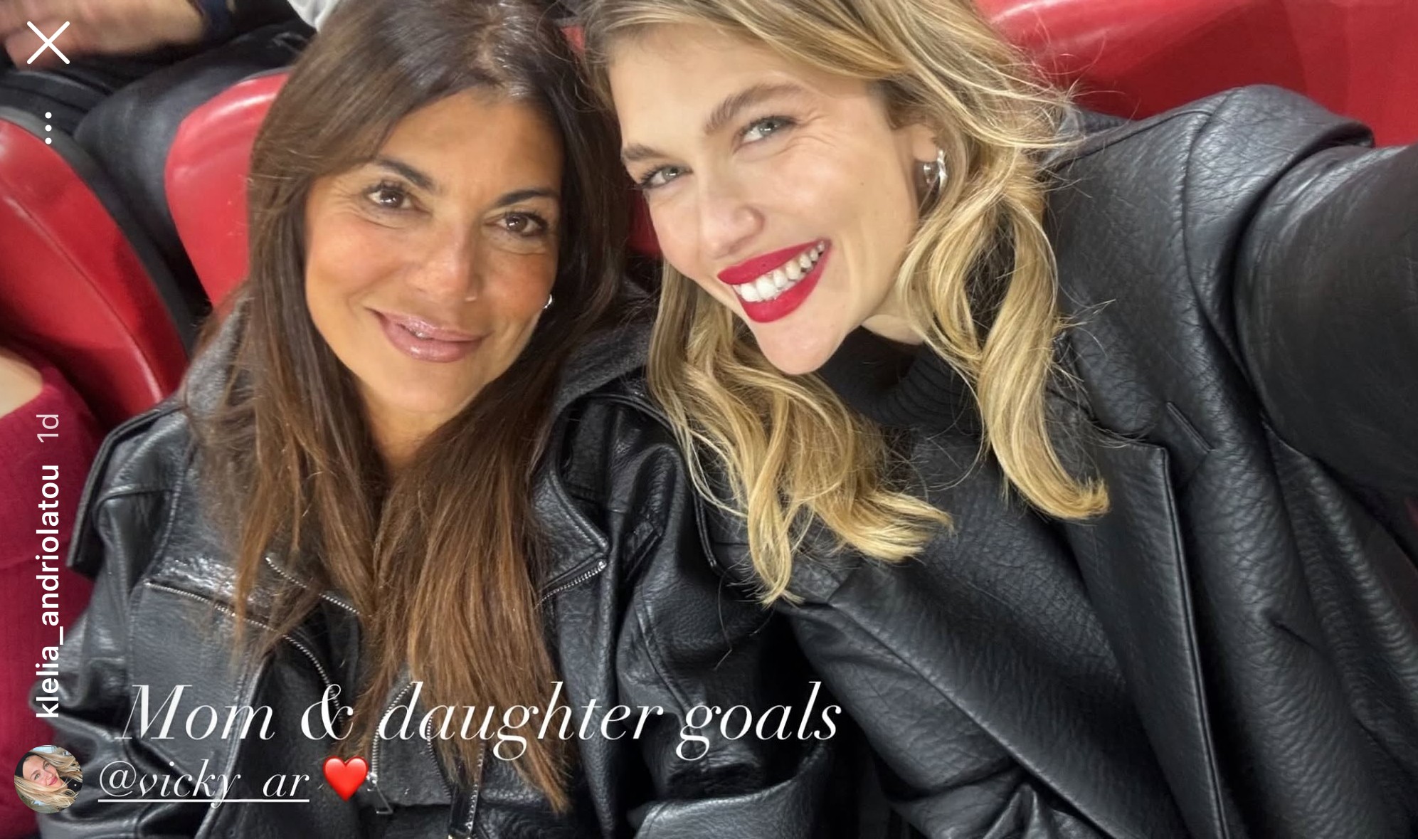 Η Κλέλια Ανδριολάτου με τη μητέρα της στο γήπεδο