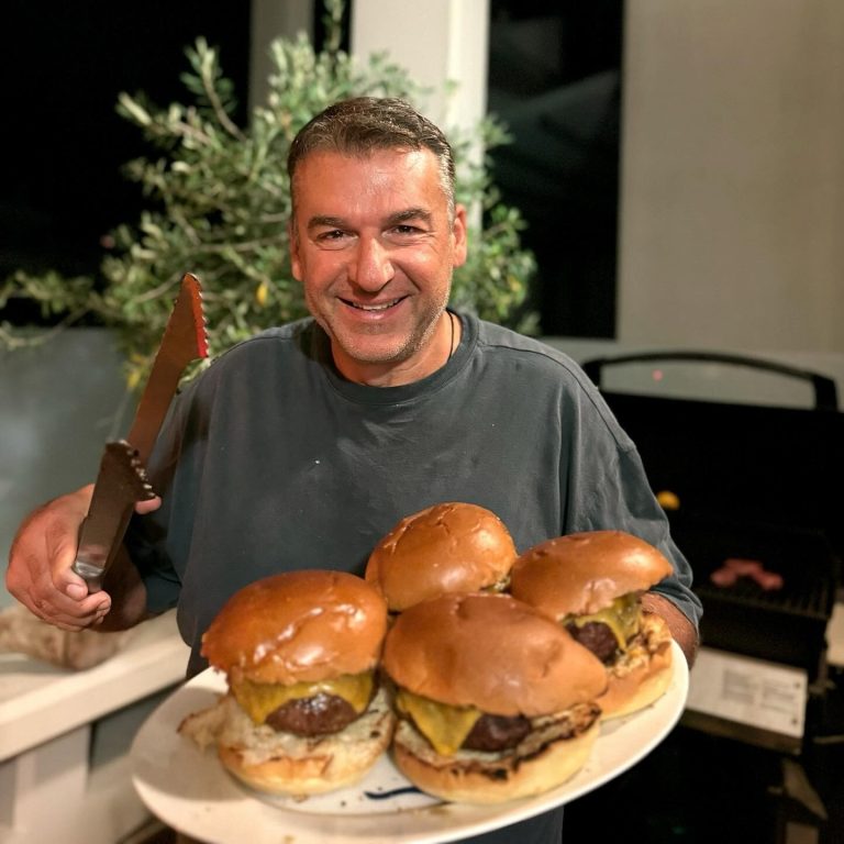 Ο Γιώργος Λιάγκας δείχνει τα απολαυστικά burgers που ετοίμασε στο σπίτι του