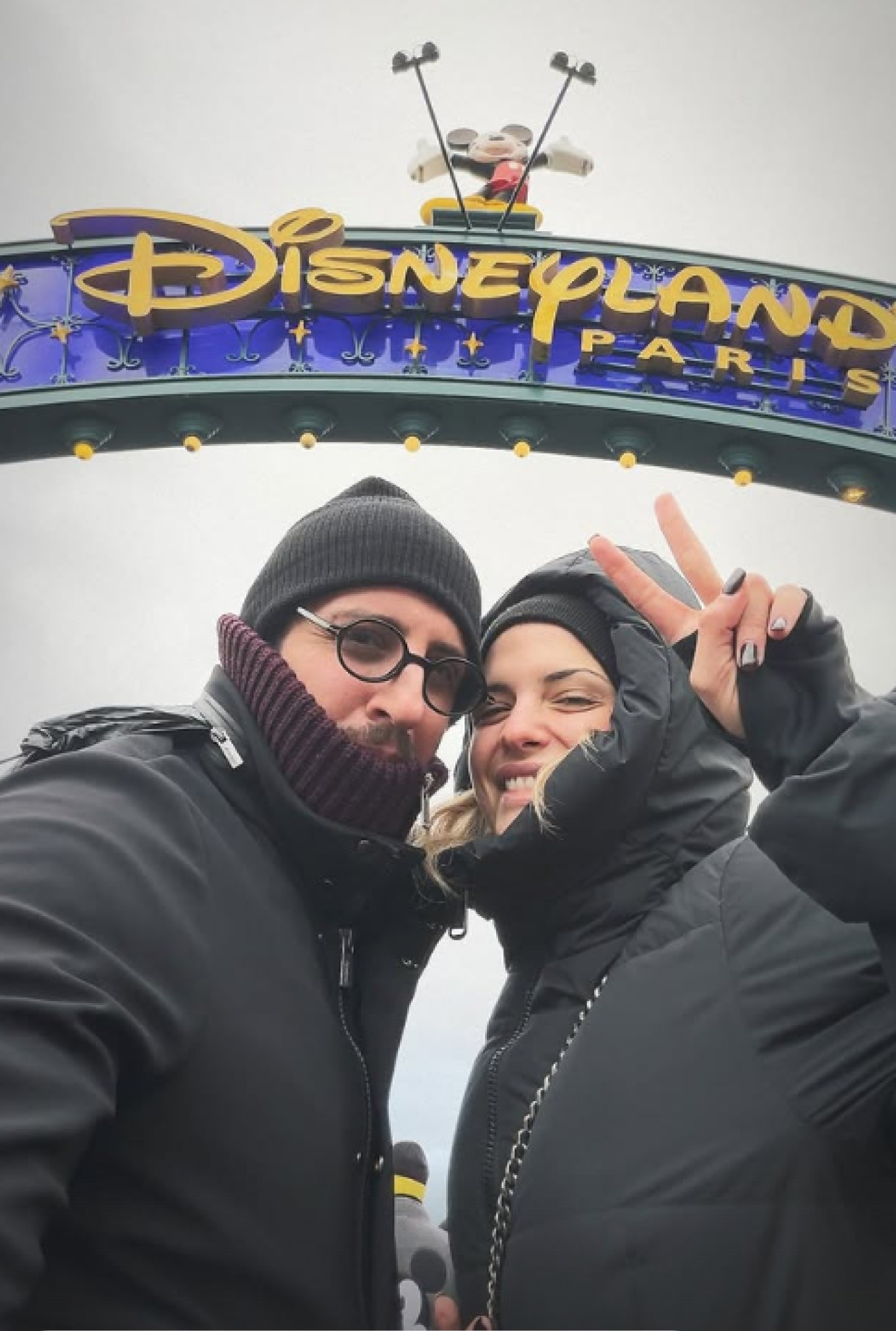 Η Κατερίνα Λιόλιου με τον σύντροφό της στην Disneyland