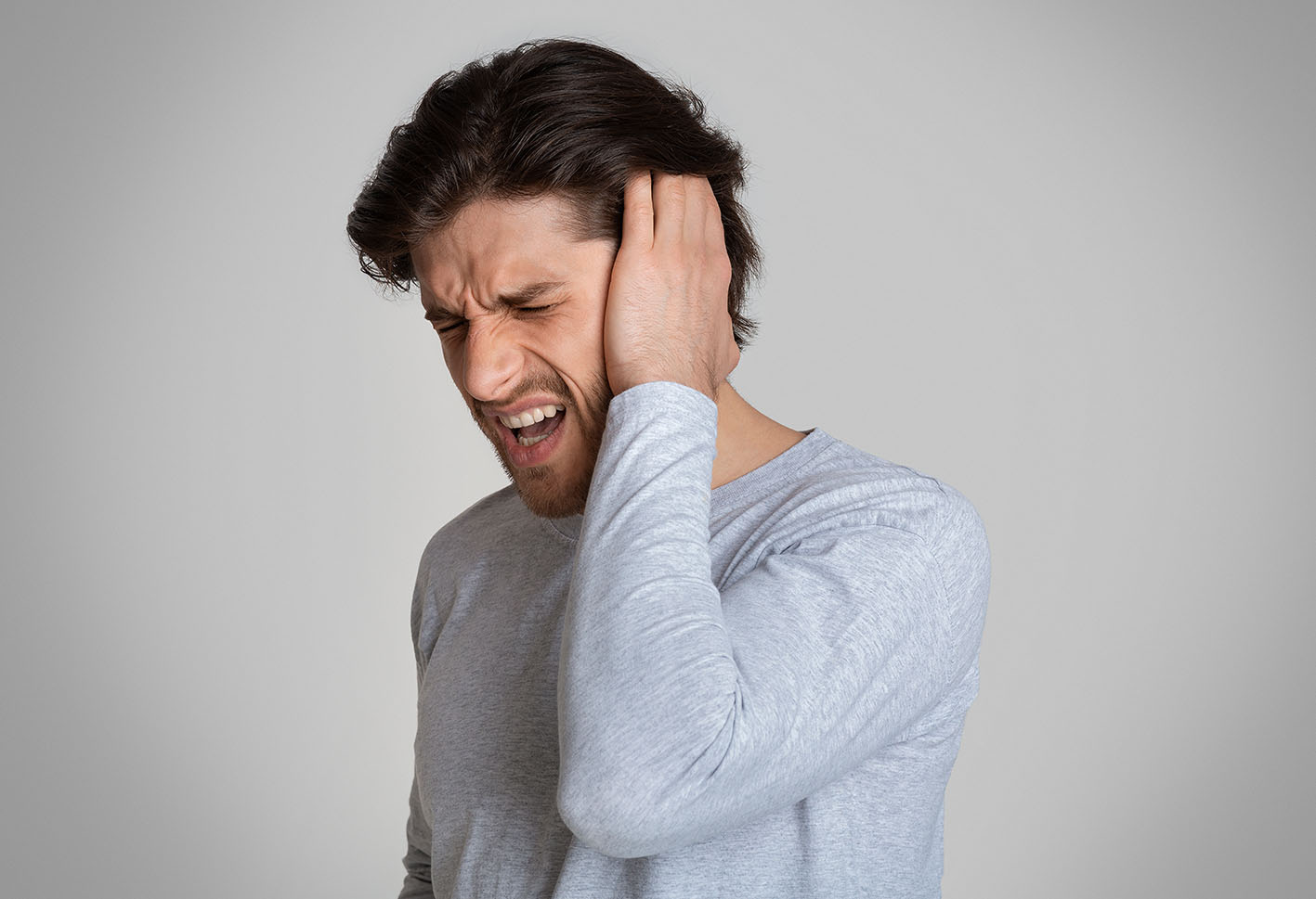 Άνδρας πονά το αυτί του