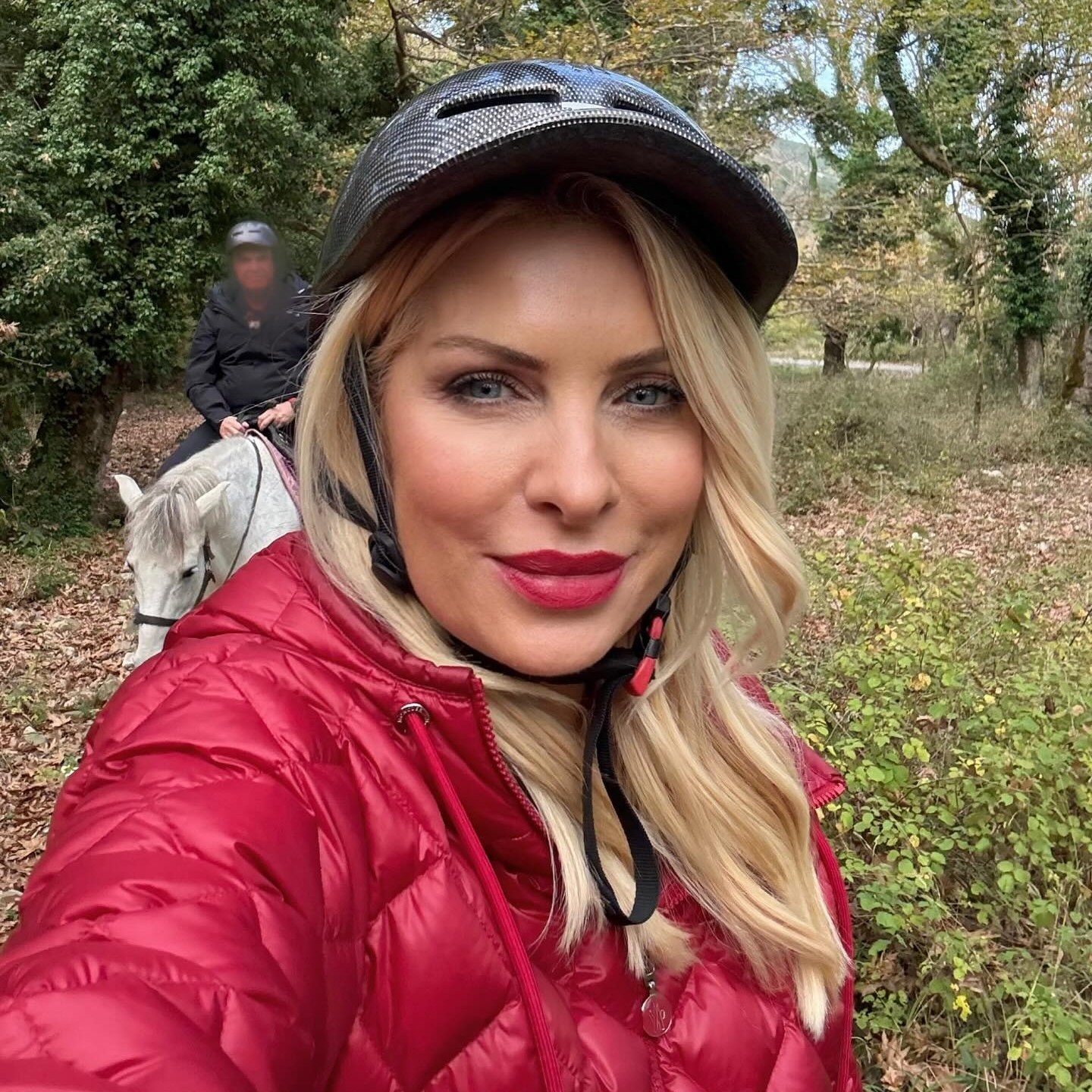 Ελένη Μενεγάκη σε άλογο στη φύση