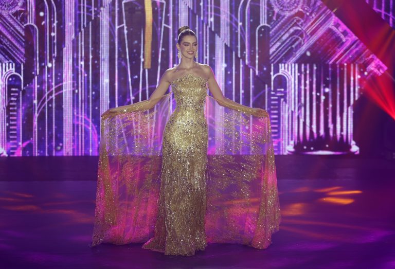 Η Μις Κολομβία Catalina Duque επιδεικνύει τη βραδινή της τουαλέτα στο πλαίσιο του διαγωνισμού ομορφιάς Miss International 2025, 27 Νοεμβρίου 2025