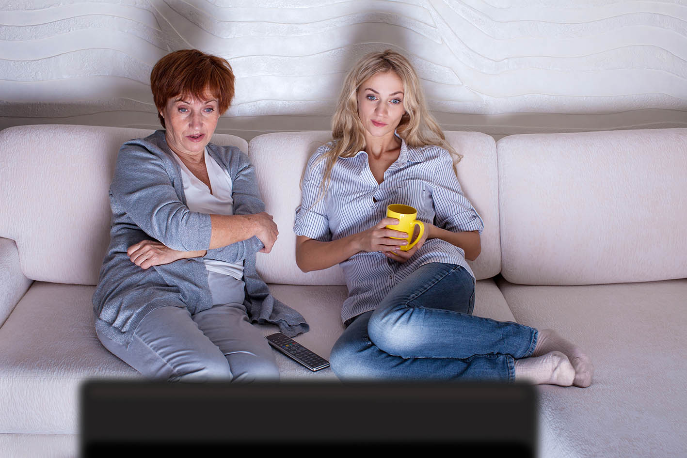 Μάνα κόρη στον καναπέ βλέπουν τηλεόραση