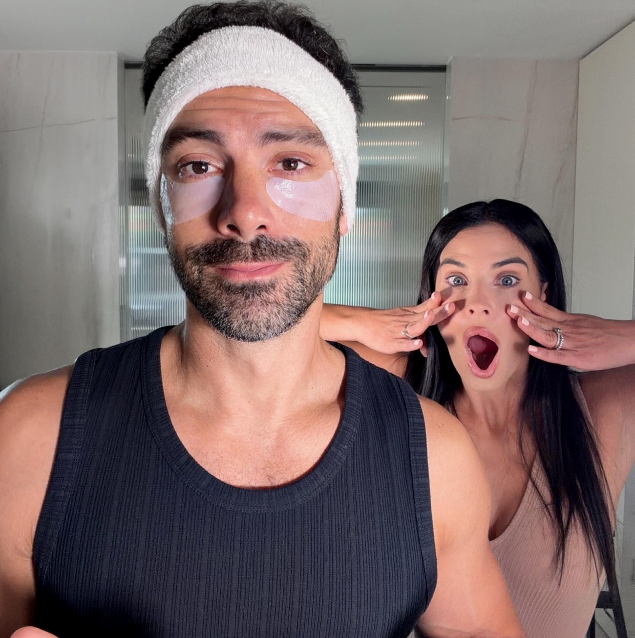 Ο Σάκης Τανιμανίδης με eye patches