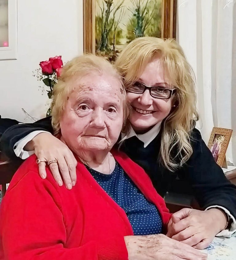 Η Αγγελική Νικολούλη αγκαλιά με την μητέρα της