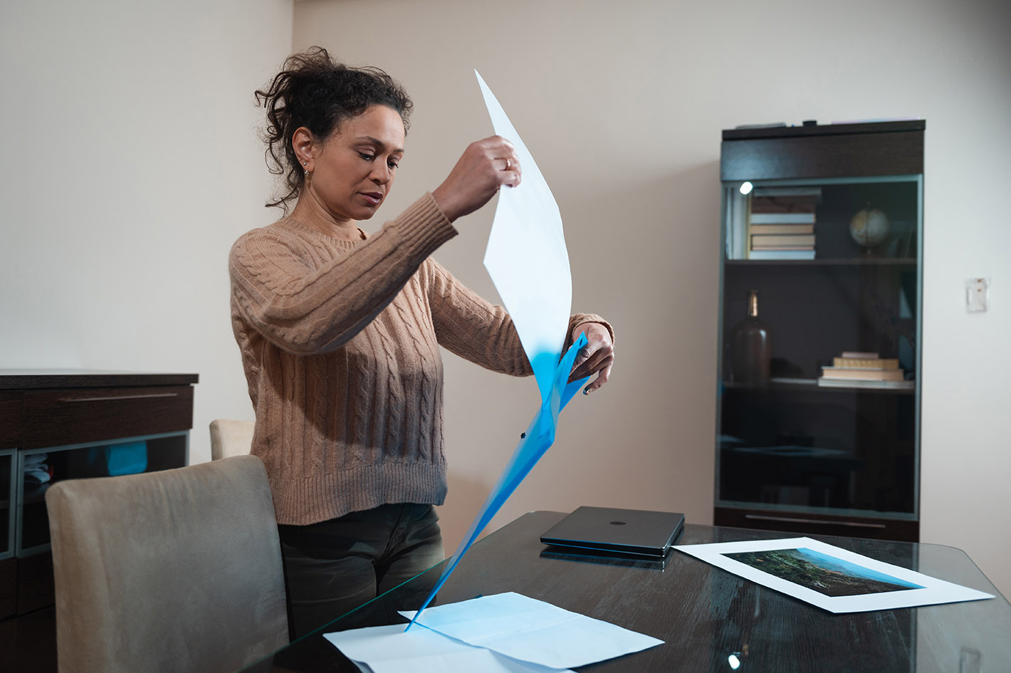 Γυναίκα τακτοποιεί έγγραφο σε κλασέρ